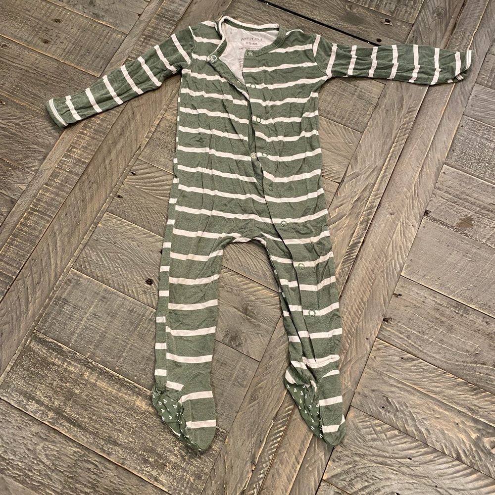 Posh Peanut 9-12 months Sage Stripe footed pajamas with snaps GUC - 🐶🚭